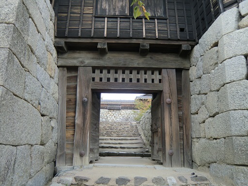 松山城隠れ門リサイズ