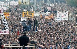 250px-Bundesarchiv_Bild_183-1989-1104-437,_Berlin,_Demonstration_am_4__November