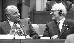 250px-Bundesarchiv_Bild_183-1986-0421-010,_Berlin,_XI__SED-Parteitag,_Gorbatschow,_Honecker