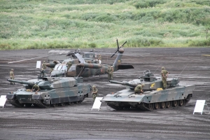 10式戦車と90式戦車とUH-60