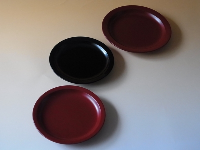 漆アートジャパン　リム付丸皿（本朱）7寸、6寸の本朱と黒